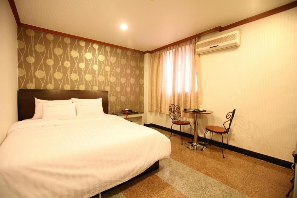 New World Hotel Yongsan Seoul Bagian luar foto